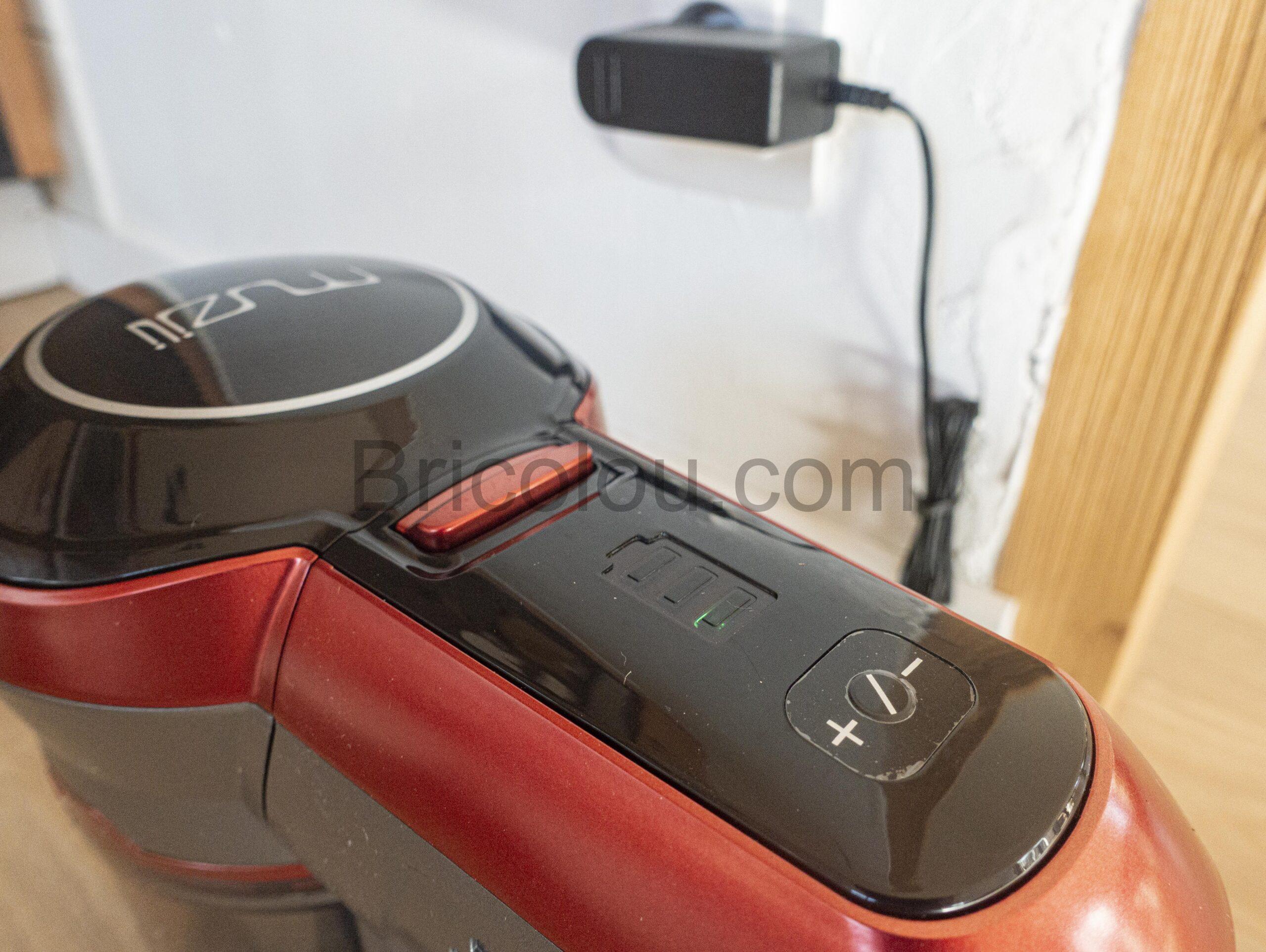 Aspirateur sans fil en chargement scaled Aspirateur sans fil en chargement