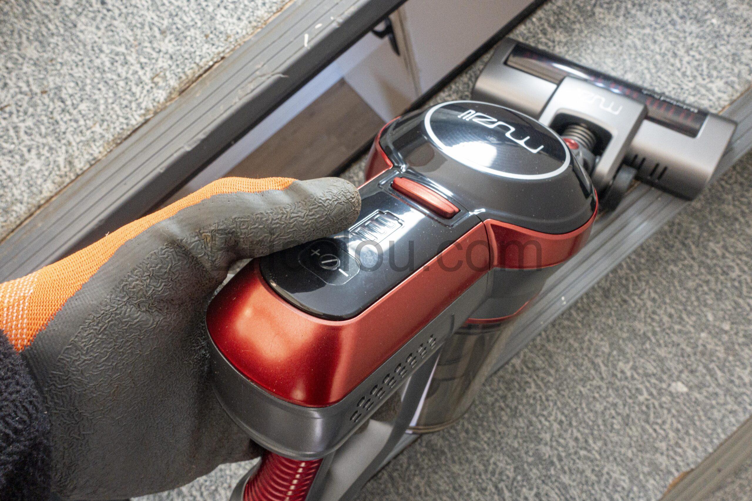 Aspirateur sans fil en test escalier scaled Aspirateur sans fil en test escalier