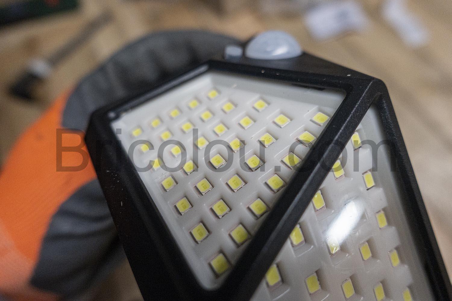 Lampe LED solaire exterieure 100LED 2200mAh Detection 270o Lampe LED solaire extérieure 100LED 2200mAh Détection 270º