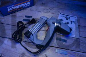 Bruder Mannesmann Agrafeuse cloueuse electrique M12420 contenu Brüder Mannesmann Agrafeuse-cloueuse électrique M12420 contenu