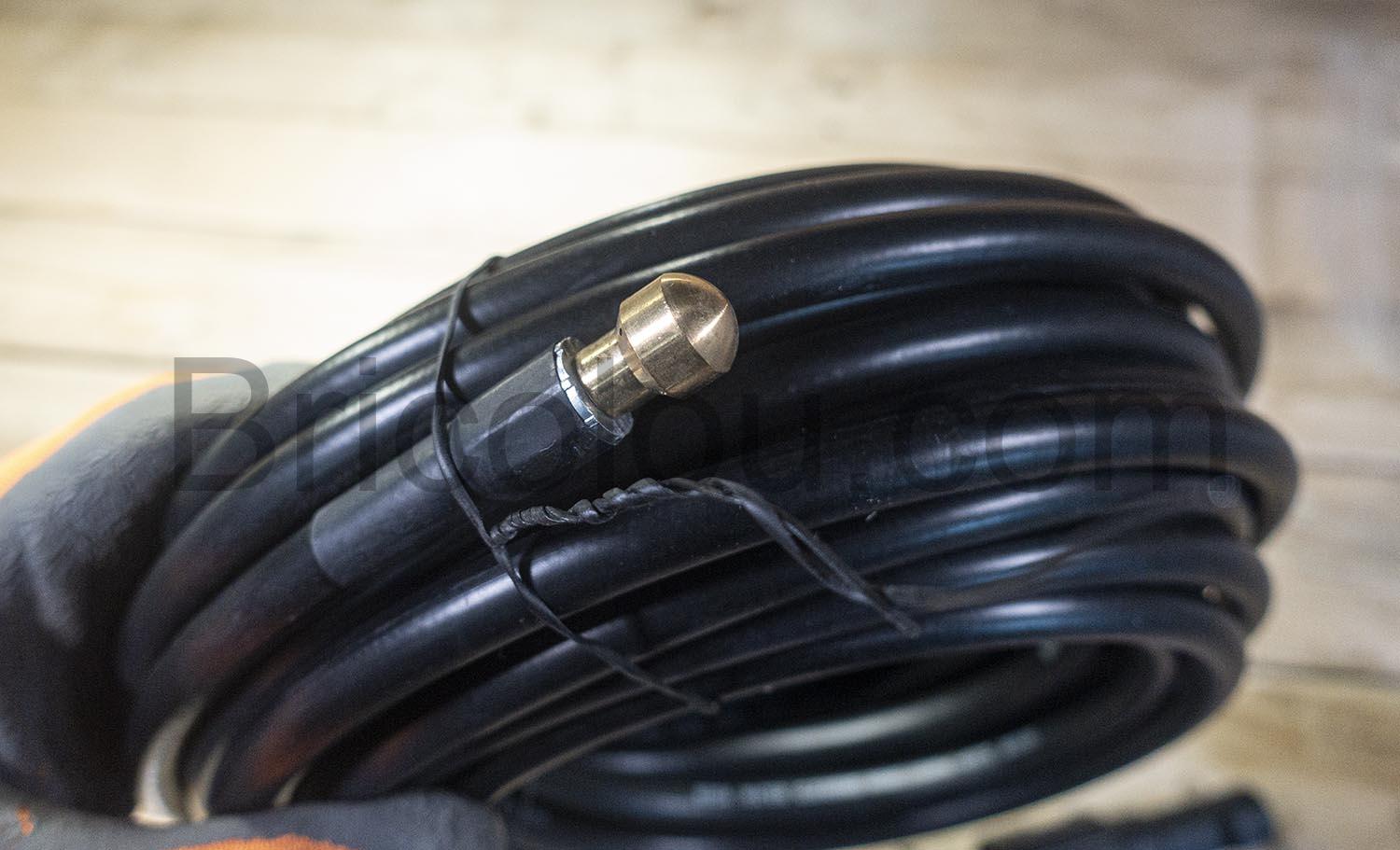 Talotoh Tuyau 15 m debouche Nettoyage Karcher Lavor Canalisation 🏠Lorsque l'on achète une maison d'occasion, on a parfois des surprises que l'on découvre seulement plusieurs mois après l'achat. Ma terrasse a normalement un écoulement qui court sous les dalles pour évacuer le trop-plein d'eau en cas de pluie et éviter la formation d'un lac. Malheureusement il ne fonctionne pas car bouché par de la terre. La seule solution serait de casser la terrasse pour accéder au tuyau ou alors d'essayer avec ce tuyau à embout spécial. ✅ Le gros avantage c'est qu'il est compatible karcher donc il y a une multitude de nettoyeurs haute pression qu'ils vont l'accepter. ✅ Il se clique comme n'importe quel accessoire au bout du pistolet. Ensuite il faut avancer doucement en faisant des petits aller-retour avec la pression pour creuser la terre. En moins de 10 minutes, j'ai débouché mon évacuation. Je vais le conserver car mon tuyau n'est pas très gros et des petits cailloux peuvent assez rapidement commencer à le bloquer. ✅ Ce tuyau est vraiment long et même si je n'avais besoin que de 3 m je peux bien imaginer que l'on s'en servira pour d'autres choses. De toute façon, vous allez au moins perdre deux mètres juste pour pouvoir continuer à appuyer sur la gâchette karcher d'une main, faire un S avec le tuyau, avant de pousser avec l'autre main. ✅ J'ai remarqué que je pouvais enlever la pièce en plastique de jonction et à ce moment-là il devient compatible avec une autre marque de nettoyeur haute pression. Donc c'est un outil versatile qui pourra éventuellement être prêté si quelqu'un en a besoin mais n'a pas forcément la même marque que moi. 💦 Le principe est assez simple: il y a une tête avec des mini trop qui poussent l'eau sur le côté. J'avais essayé avec mon tuyau d'arrosage mais il est trop gros et j'utilise énormément d'eau pour avoir un peu de pression. Ici c'est clairement bien plus pratique avec beaucoup moins d'eau qui ressort. Comme mon d'évacuation est bouché, avoir moins d'eau qui sort c'est quand même un avantage. 🎁 Comme je peux ajouter amzn.to/3HX4wrT directement dans l'eau avec mon modèle de nettoyeur haute pression, cela peut aussi servir à dégraisser des tuyaux ou des cuves comme celle qui contenait le fioul domestique. ✅ Le constructeur écrit que le câble est capable d'accepter 160 bars. Il est indiqué comme compatible avec les modèles K1 à K7. Mon karcher est un K-580 d'il y a 15 ans et ils se montrent parfaitement. 🚧 Le seul petit regret c'est que le câble n'a pas de marque de longueur tous les 50 cm par exemple pour indiquer votre état d'avancement. On pourrait aussi rêver d'avoir une attache rapide pour enrouler le câble et le maintenir tel quel après utilisation. 🎁 Si vous voulez aller plus loin dans vos travaux de curage, il y a aussi un modèle comme amzn.to/3sQxxkK que vous pouvez considérer avec des buses frontales. Je n'ai pas l'impression que celui-ci accepte un changement de buse. La buse présente projette l'eau vers l'arrière avec 4 petits trous inclinés à 45°. 🏆 Donc pour moi 100% pour sa réussite. Il n'y a pas de fuite avec mon nettoyeur haute pression. N'hésitez pas à cliquer sur utile si mon commentaire vous a aidé, merci