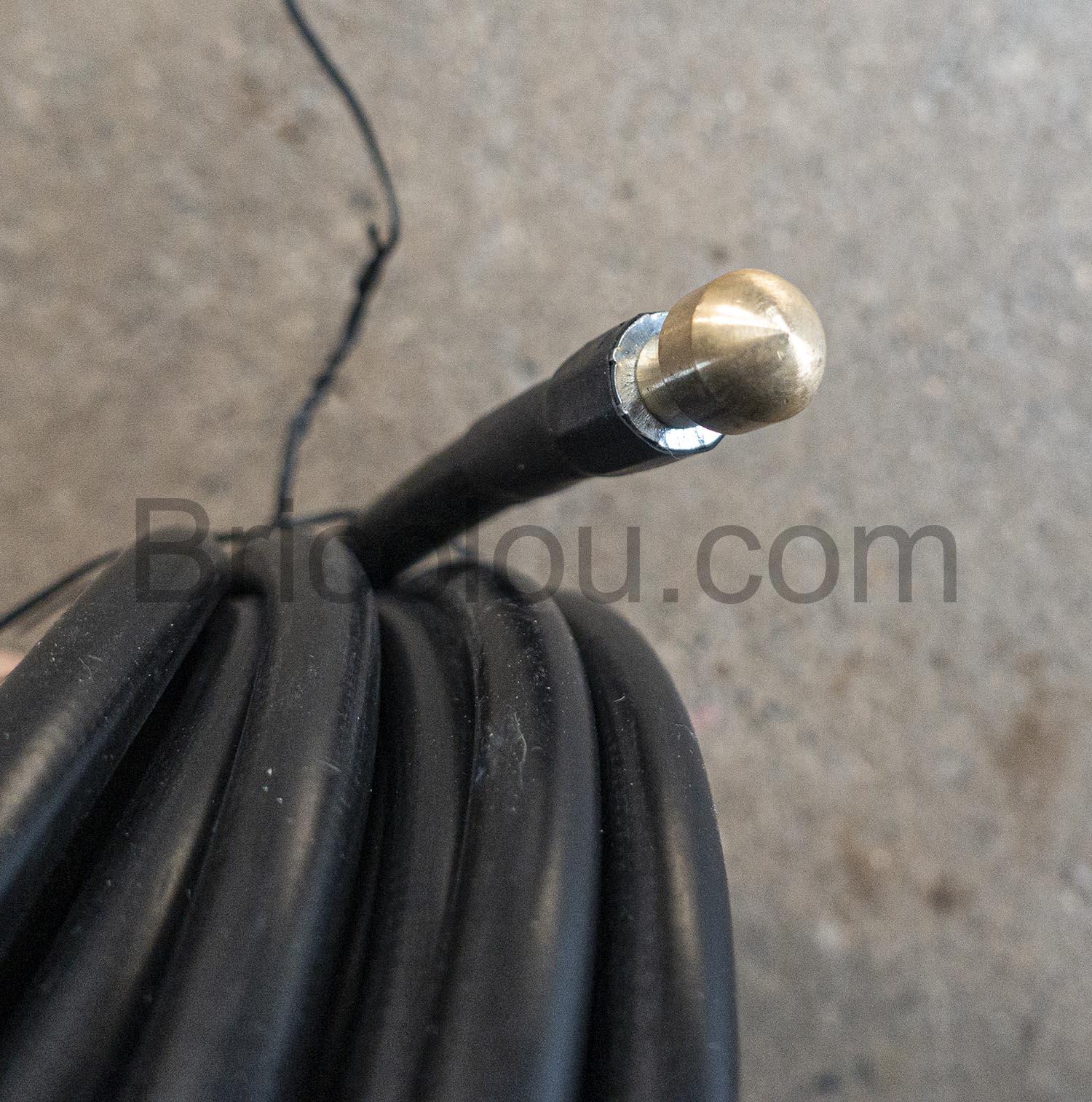 Talotoh Tuyau haute pression 15 m debouche Karcher Lavor Canalisation 🏠Lorsque l'on achète une maison d'occasion, on a parfois des surprises que l'on découvre seulement plusieurs mois après l'achat. Ma terrasse a normalement un écoulement qui court sous les dalles pour évacuer le trop-plein d'eau en cas de pluie et éviter la formation d'un lac. Malheureusement il ne fonctionne pas car bouché par de la terre. La seule solution serait de casser la terrasse pour accéder au tuyau ou alors d'essayer avec ce tuyau à embout spécial. ✅ Le gros avantage c'est qu'il est compatible karcher donc il y a une multitude de nettoyeurs haute pression qu'ils vont l'accepter. ✅ Il se clique comme n'importe quel accessoire au bout du pistolet. Ensuite il faut avancer doucement en faisant des petits aller-retour avec la pression pour creuser la terre. En moins de 10 minutes, j'ai débouché mon évacuation. Je vais le conserver car mon tuyau n'est pas très gros et des petits cailloux peuvent assez rapidement commencer à le bloquer. ✅ Ce tuyau est vraiment long et même si je n'avais besoin que de 3 m je peux bien imaginer que l'on s'en servira pour d'autres choses. De toute façon, vous allez au moins perdre deux mètres juste pour pouvoir continuer à appuyer sur la gâchette karcher d'une main, faire un S avec le tuyau, avant de pousser avec l'autre main. ✅ J'ai remarqué que je pouvais enlever la pièce en plastique de jonction et à ce moment-là il devient compatible avec une autre marque de nettoyeur haute pression. Donc c'est un outil versatile qui pourra éventuellement être prêté si quelqu'un en a besoin mais n'a pas forcément la même marque que moi. 💦 Le principe est assez simple: il y a une tête avec des mini trop qui poussent l'eau sur le côté. J'avais essayé avec mon tuyau d'arrosage mais il est trop gros et j'utilise énormément d'eau pour avoir un peu de pression. Ici c'est clairement bien plus pratique avec beaucoup moins d'eau qui ressort. Comme mon d'évacuation est bouché, avoir moins d'eau qui sort c'est quand même un avantage. 🎁 Comme je peux ajouter amzn.to/3HX4wrT directement dans l'eau avec mon modèle de nettoyeur haute pression, cela peut aussi servir à dégraisser des tuyaux ou des cuves comme celle qui contenait le fioul domestique. ✅ Le constructeur écrit que le câble est capable d'accepter 160 bars. Il est indiqué comme compatible avec les modèles K1 à K7. Mon karcher est un K-580 d'il y a 15 ans et ils se montrent parfaitement. 🚧 Le seul petit regret c'est que le câble n'a pas de marque de longueur tous les 50 cm par exemple pour indiquer votre état d'avancement. On pourrait aussi rêver d'avoir une attache rapide pour enrouler le câble et le maintenir tel quel après utilisation. 🎁 Si vous voulez aller plus loin dans vos travaux de curage, il y a aussi un modèle comme amzn.to/3sQxxkK que vous pouvez considérer avec des buses frontales. Je n'ai pas l'impression que celui-ci accepte un changement de buse. La buse présente projette l'eau vers l'arrière avec 4 petits trous inclinés à 45°. 🏆 Donc pour moi 100% pour sa réussite. Il n'y a pas de fuite avec mon nettoyeur haute pression. N'hésitez pas à cliquer sur utile si mon commentaire vous a aidé, merci