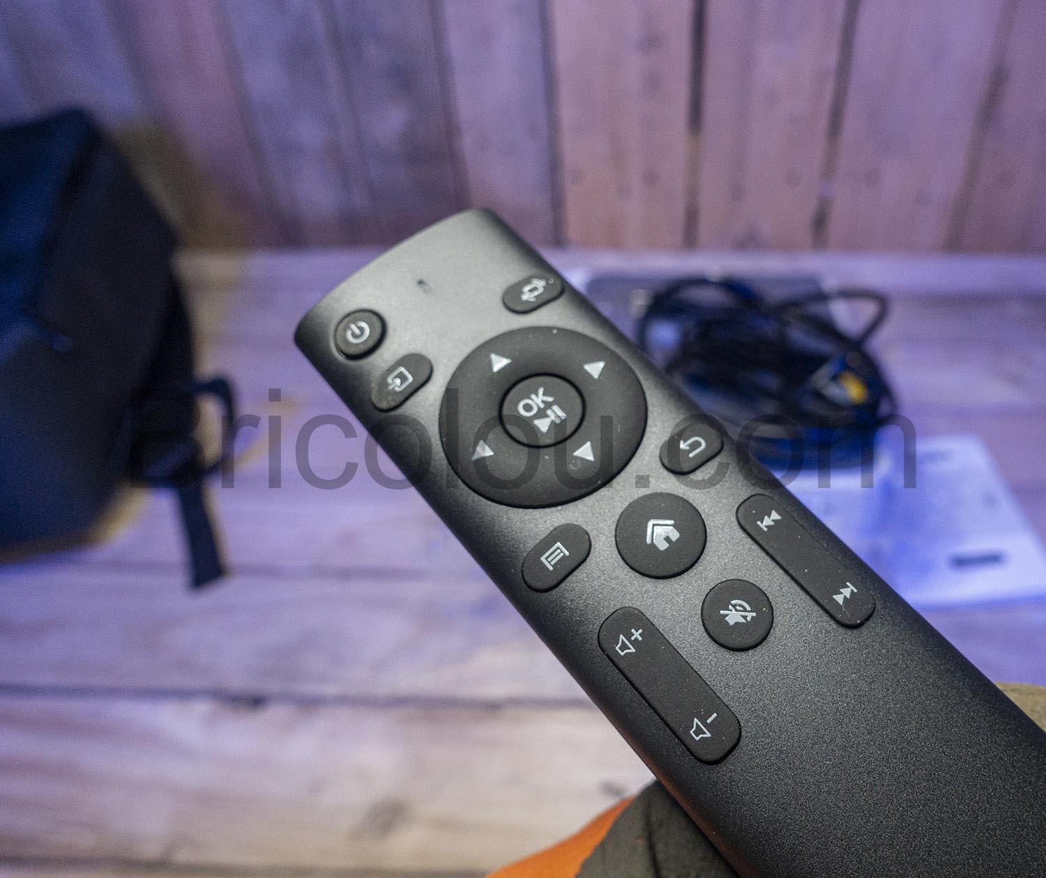 Yaber Videoprojecteur WiFi Bluetooth Full HD 1080P 9000 Lumens Projecteur Video Portable Yaber Vidéoprojecteur WiFi Bluetooth Full HD 1080P 9000 Lumens Projecteur Vidéo Portable