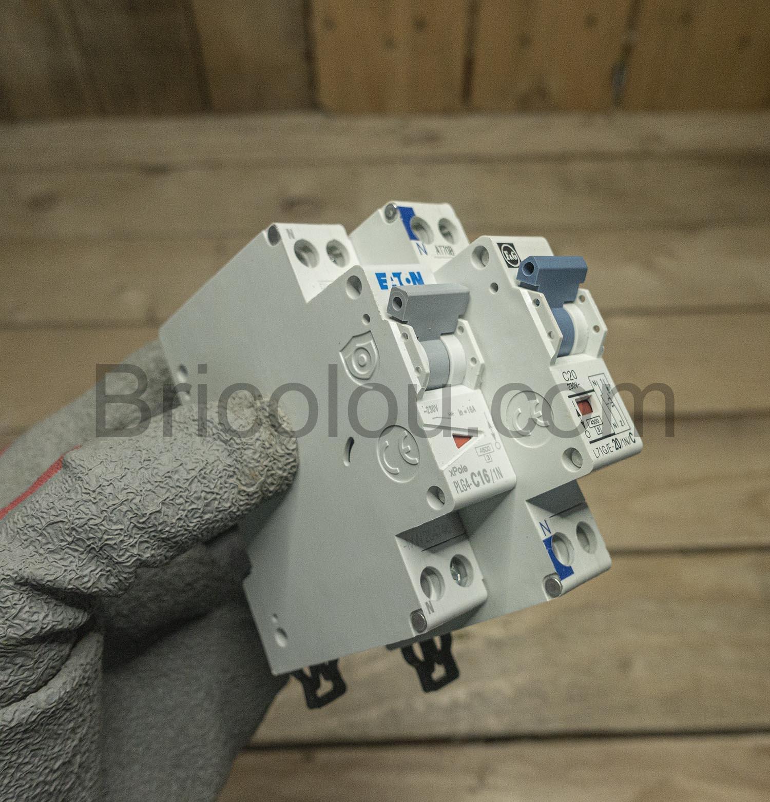 Disjoncteur Eaton 16A 4.5kA courbe C phase neutre FG L71GE 161NC Disjoncteur Eaton 16A 4.5kA courbe C phase neutre F&G L71GE-161NC