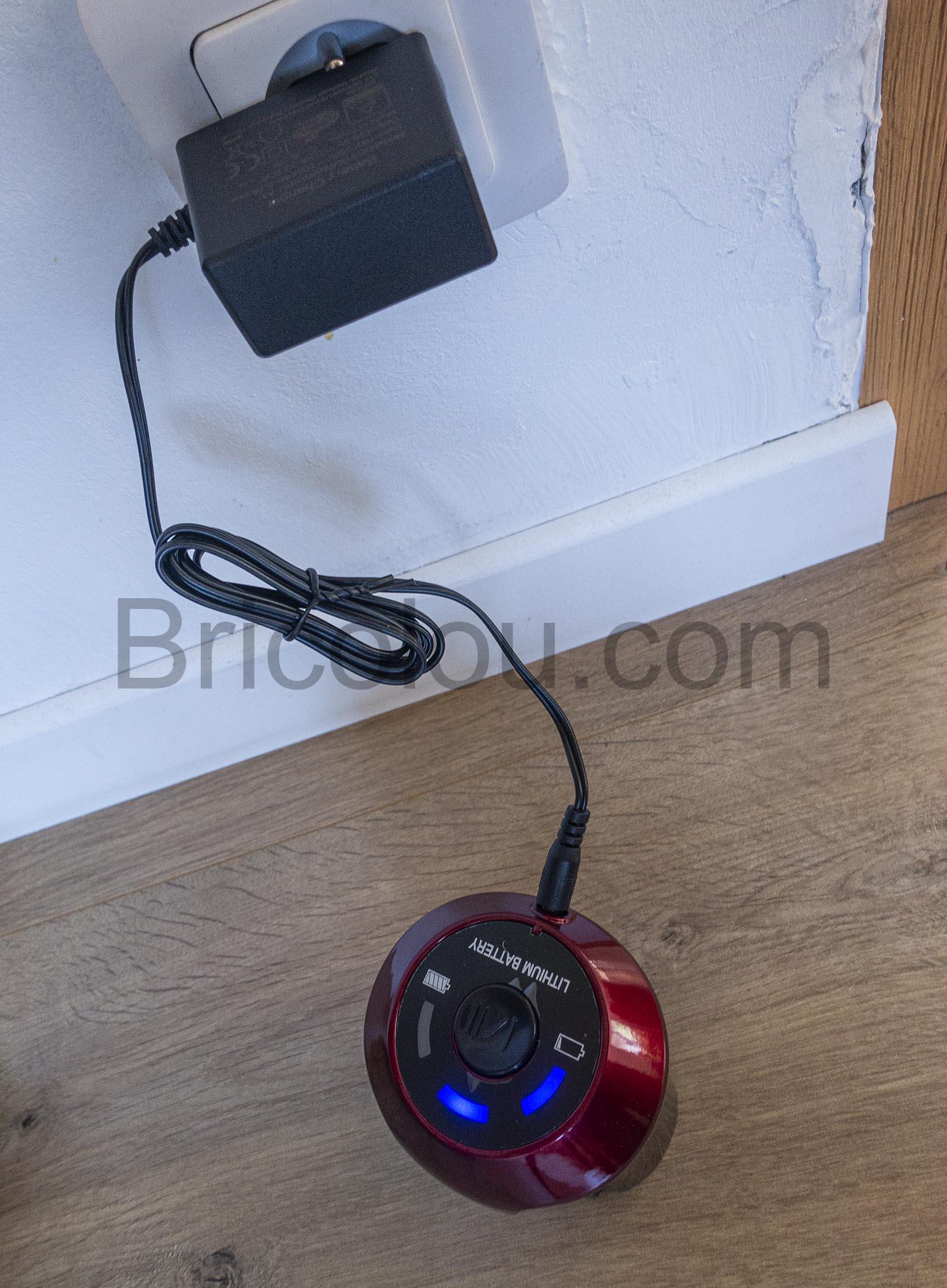 QOUTOO Aspirateur Balais sans Fil chargement QOUTOO Aspirateur Balais sans Fil chargement