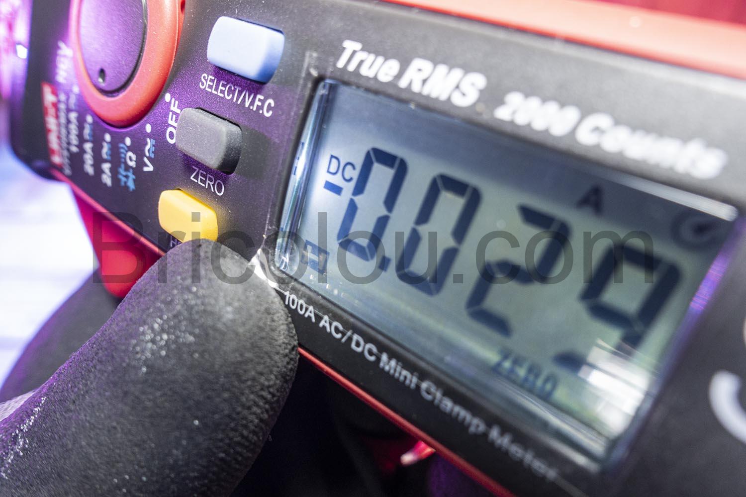 UNI T UT210E Mini Pince Amperemetrique Numerique Multimetre eclairage UNI-T UT210E Mini Pince Ampèremétrique Numérique Multimètre eclairage