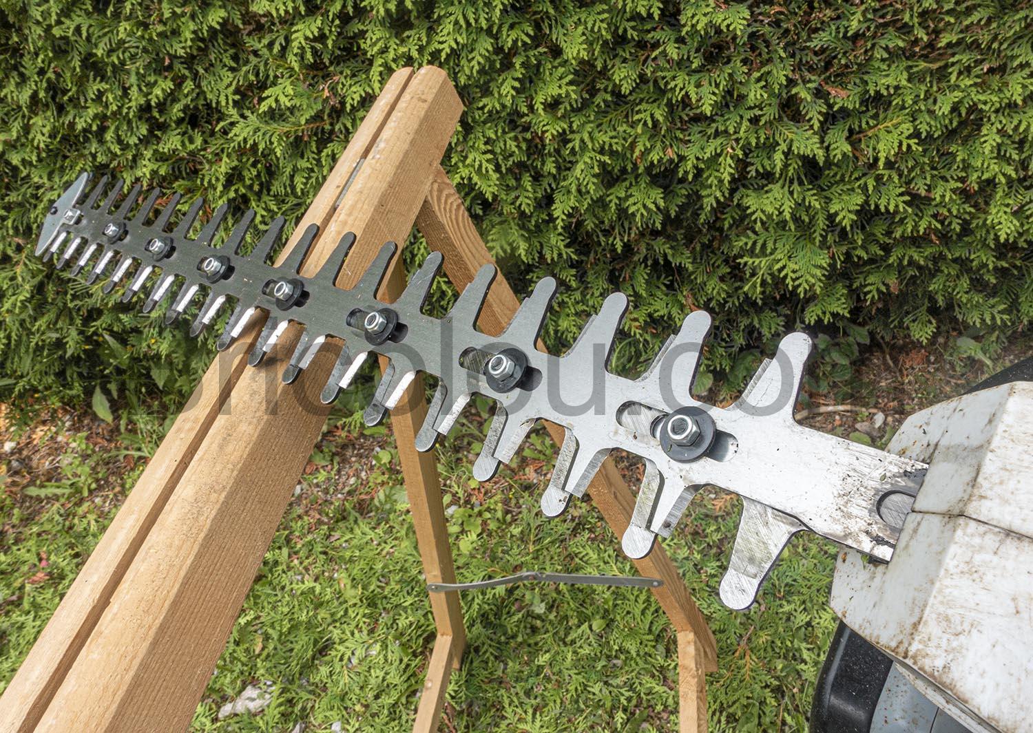 Taille haie electrique IKRA IHS 650 55cm 650W dessous Taille haie électrique IKRA IHS 650 55cm 650W dessous