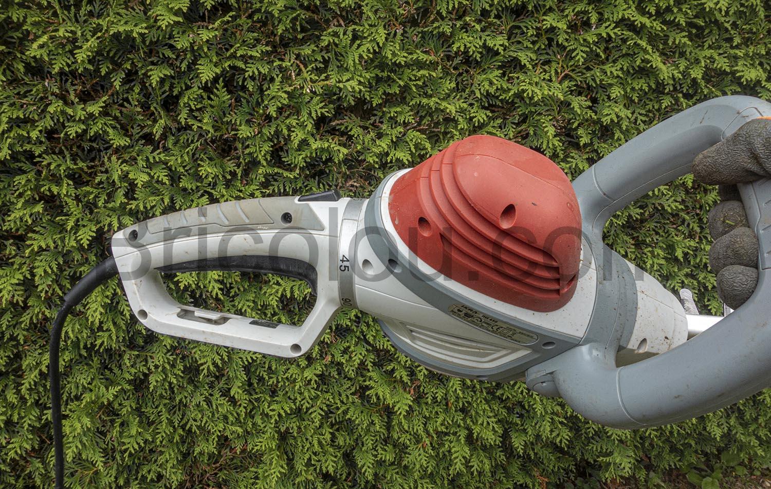 Taille haie electrique IKRA IHS 650 55cm 650W orientable Taille haie électrique IKRA IHS 650 55cm 650W orientable