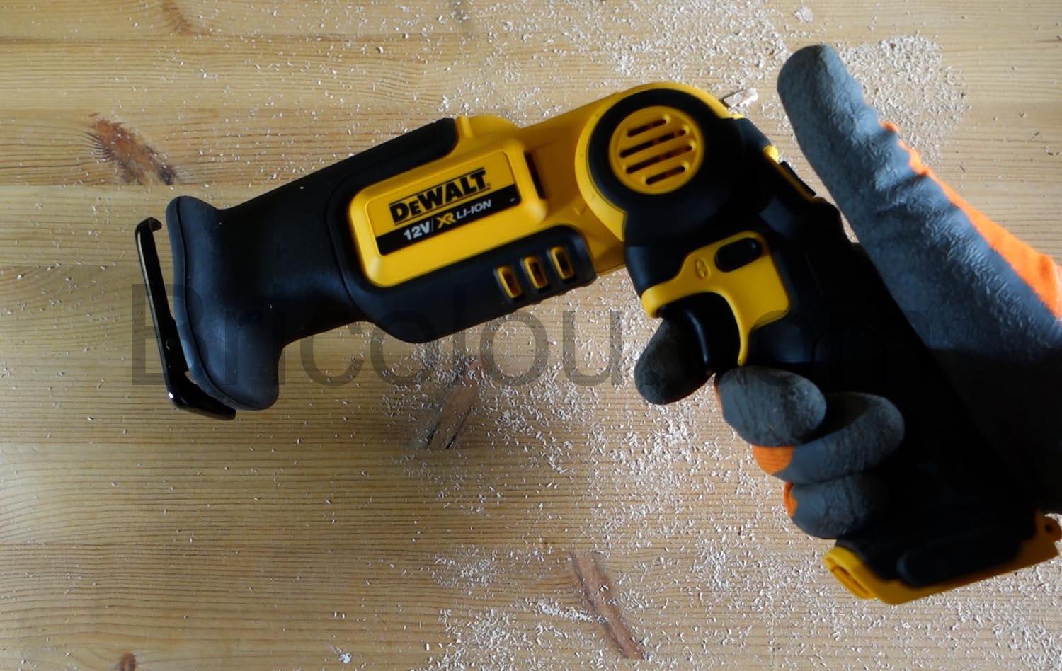 DeWalt DCS310N XJ Scie sabre Sans fil batterie 108 V poignee DeWalt DCS310N-XJ Scie sabre Sans fil batterie 10,8 V poignée