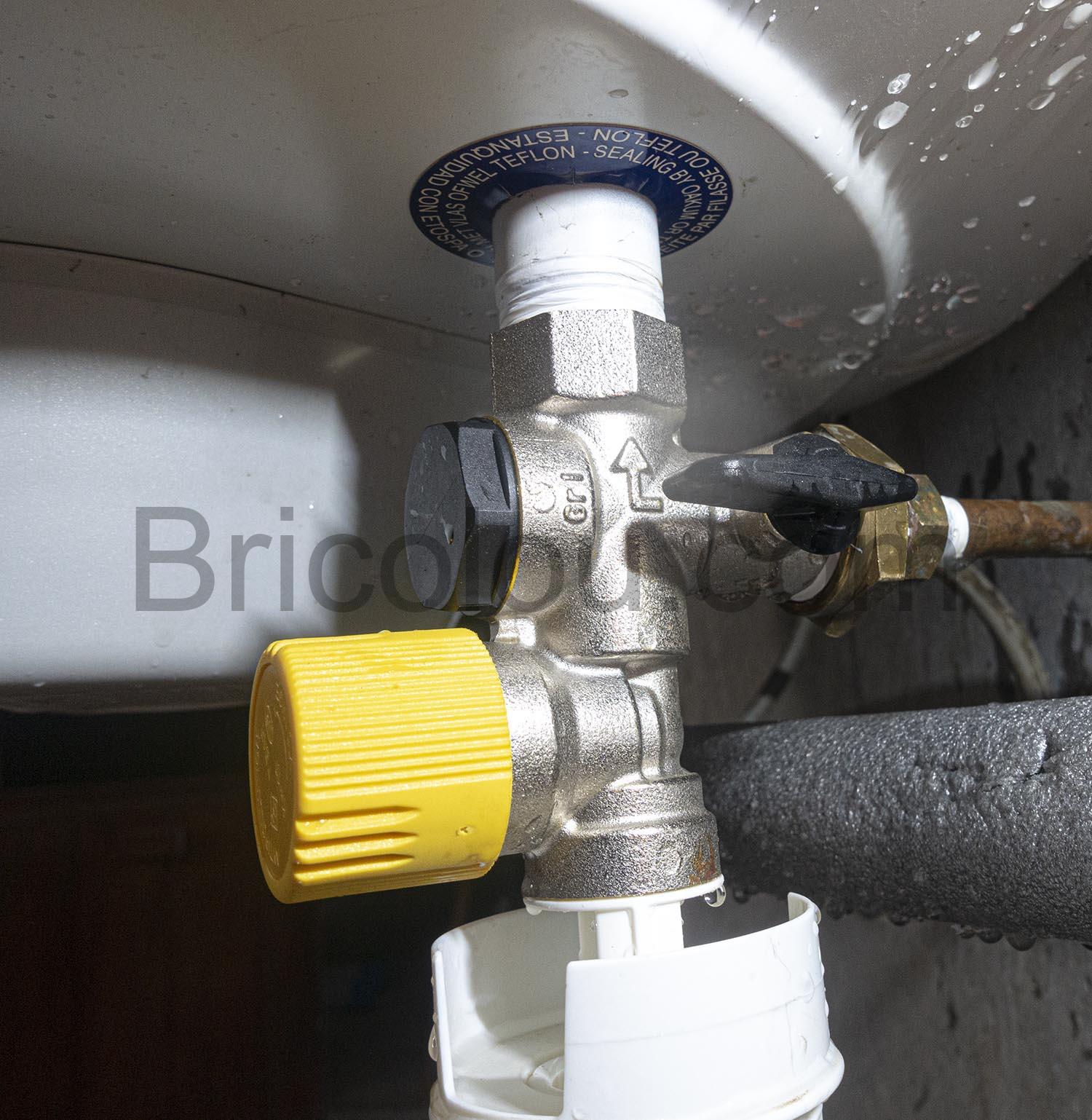 Somatherm C32700 Groupe securite droit jaune pour cumulus changer Somatherm C32700 Groupe sécurité droit jaune pour cumulus changer