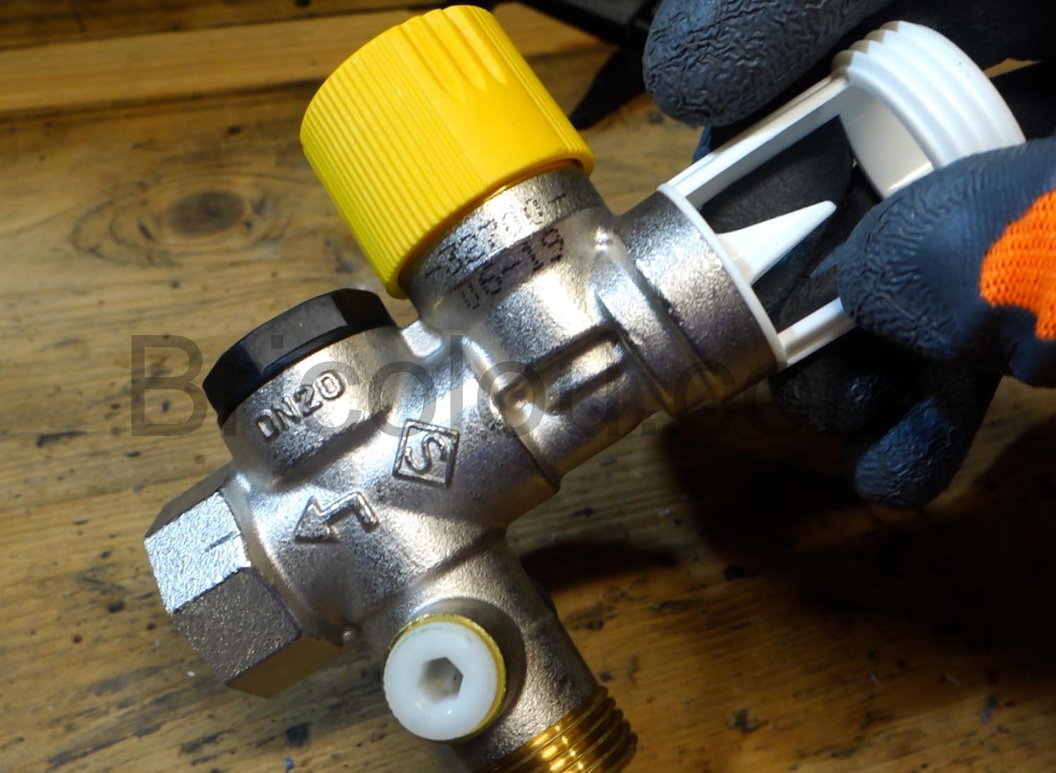 Somatherm C32700 Groupe securite droit jaune pour cumulus detail Somatherm C32700 Groupe sécurité droit jaune pour cumulus détail