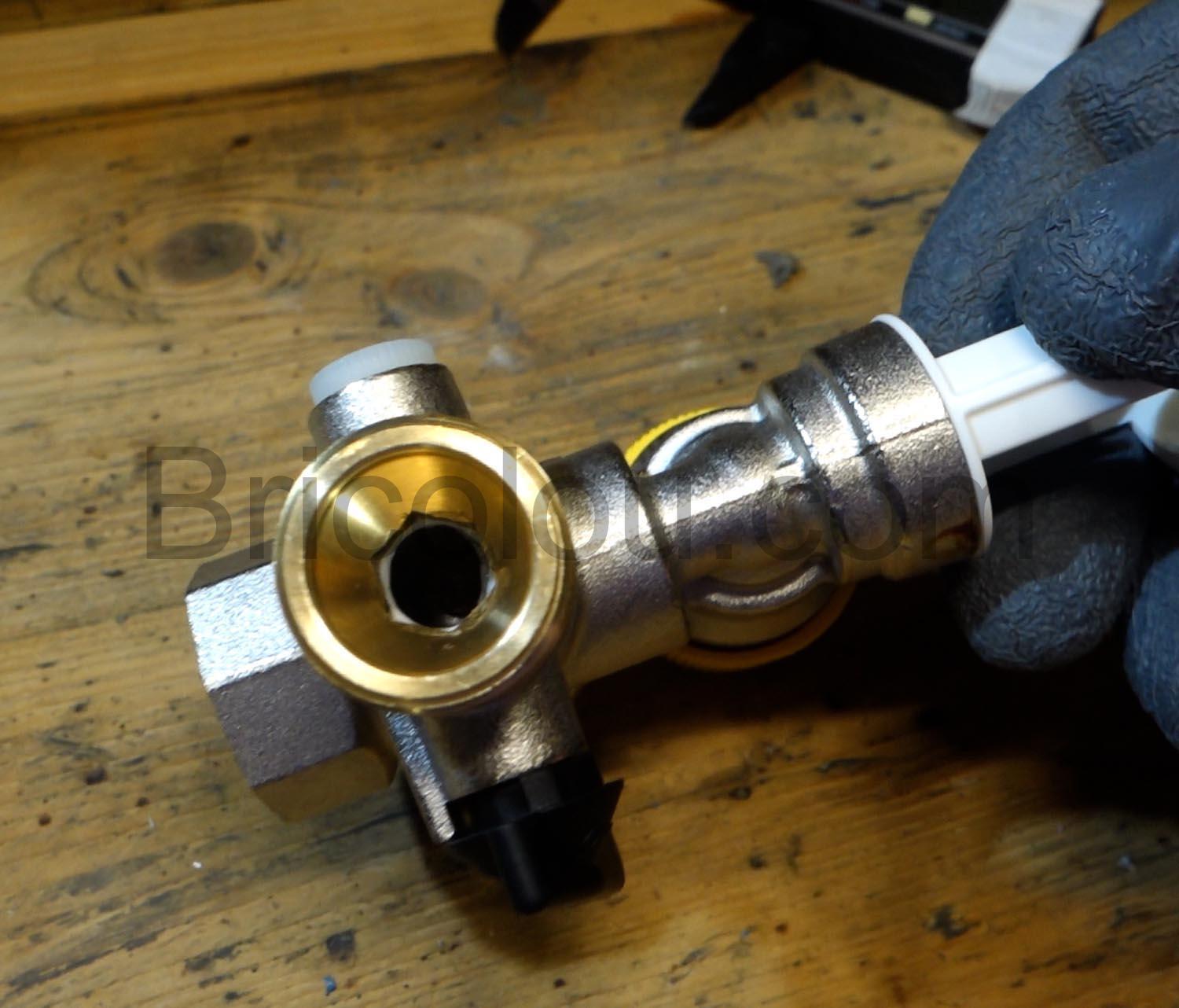 Somatherm C32700 Groupe securite droit jaune pour cumulus interieur Somatherm C32700 Groupe sécurité droit jaune pour cumulus intérieur