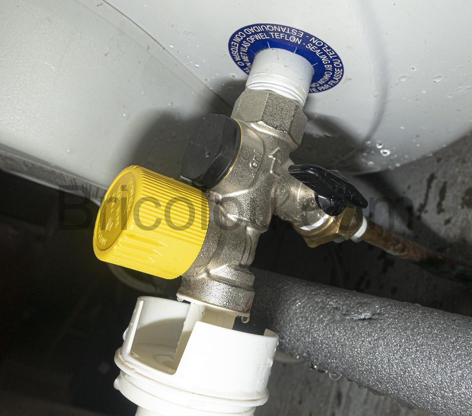 Somatherm C32700 Groupe securite droit jaune pour cumulus montage Somatherm C32700 Groupe sécurité droit jaune pour cumulus montage