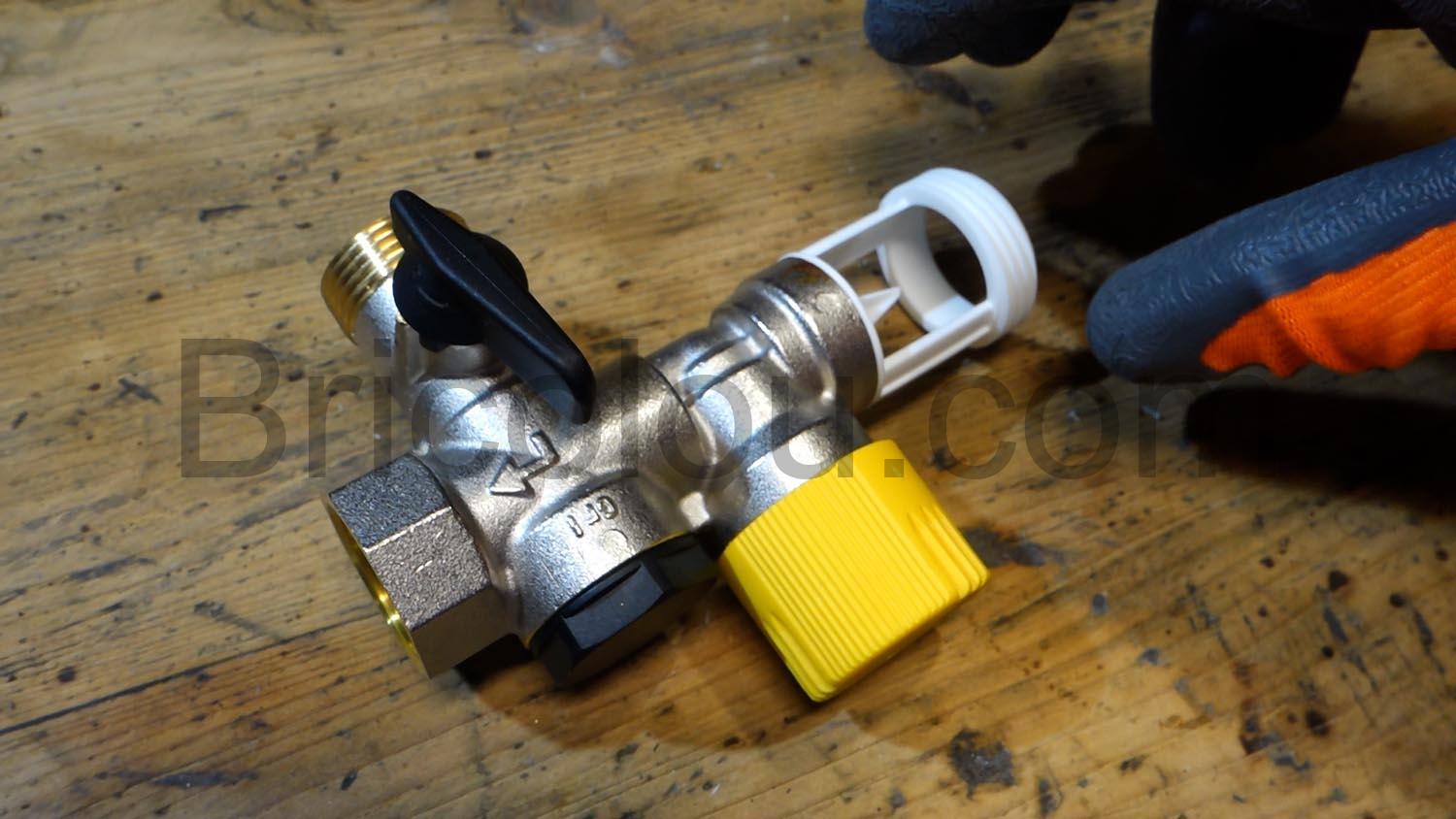 Somatherm C32700 Groupe securite droit jaune pour cumulus Somatherm C32700 Groupe sécurité droit jaune pour cumulus