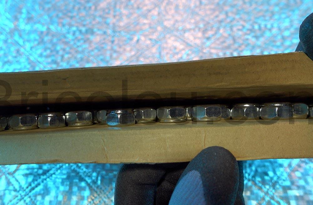 Boulon M10 Auto Freine DIN 985 Ecrou blocag cage Acier Rebadis boite Boulon M10 Auto-Freiné DIN 985 Écrou blocag cage Acier Rebadis boite