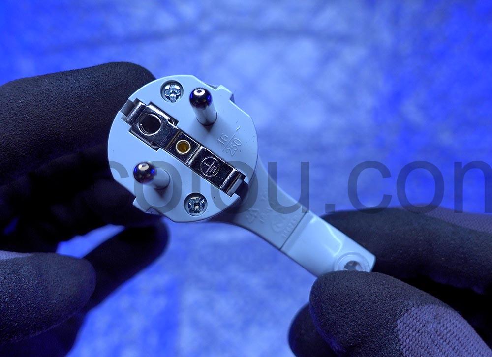 Zenitech Prise Fiche electrique male extra plate 16A devant Zenitech Prise Fiche électrique mâle extra plate 16A devant