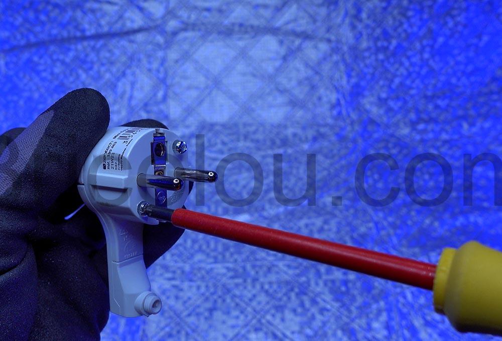 Zenitech Prise Fiche electrique male extra plate 16A vis Zenitech Prise Fiche électrique mâle extra plate 16A vis