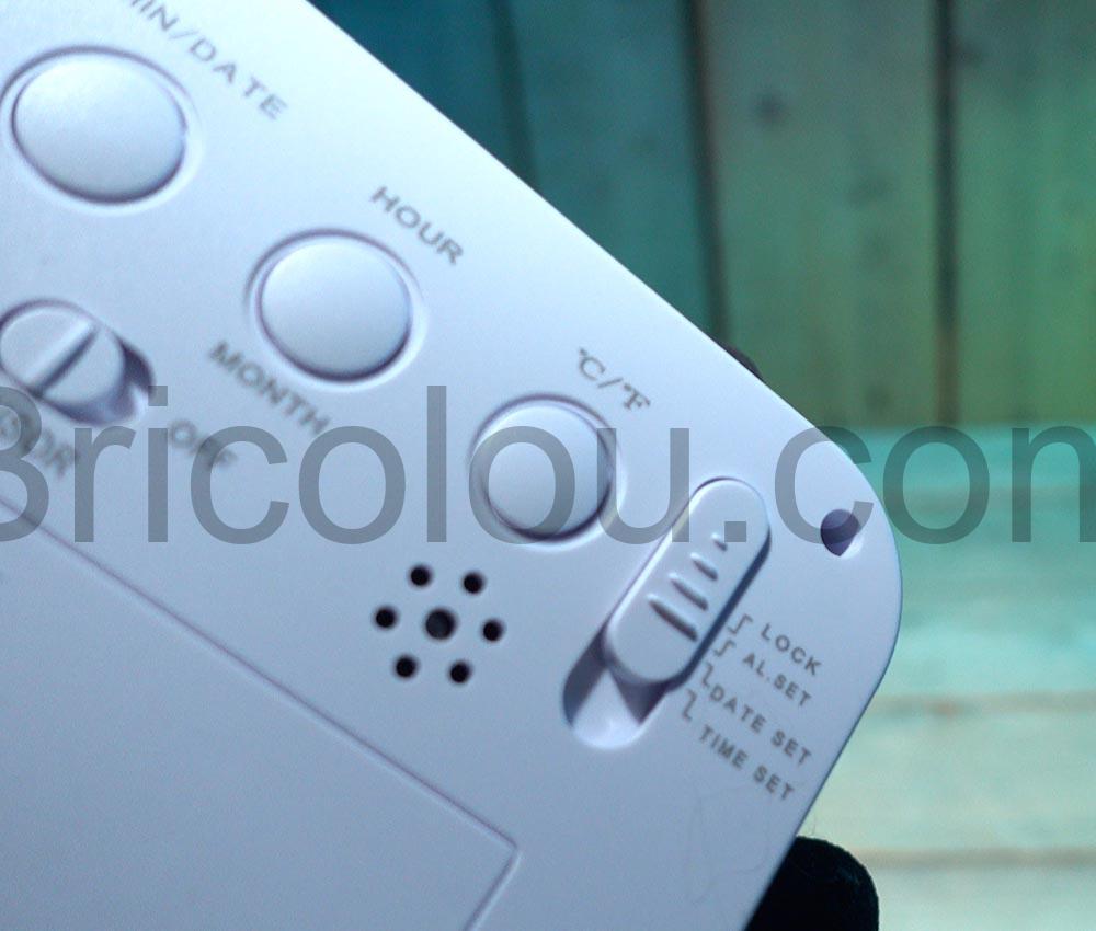 YIQI Horloge Reveil numerique Piles AAA Date temperature mise a lheure YIQI Horloge Réveil numérique Piles AAA Date température mise à l'heure