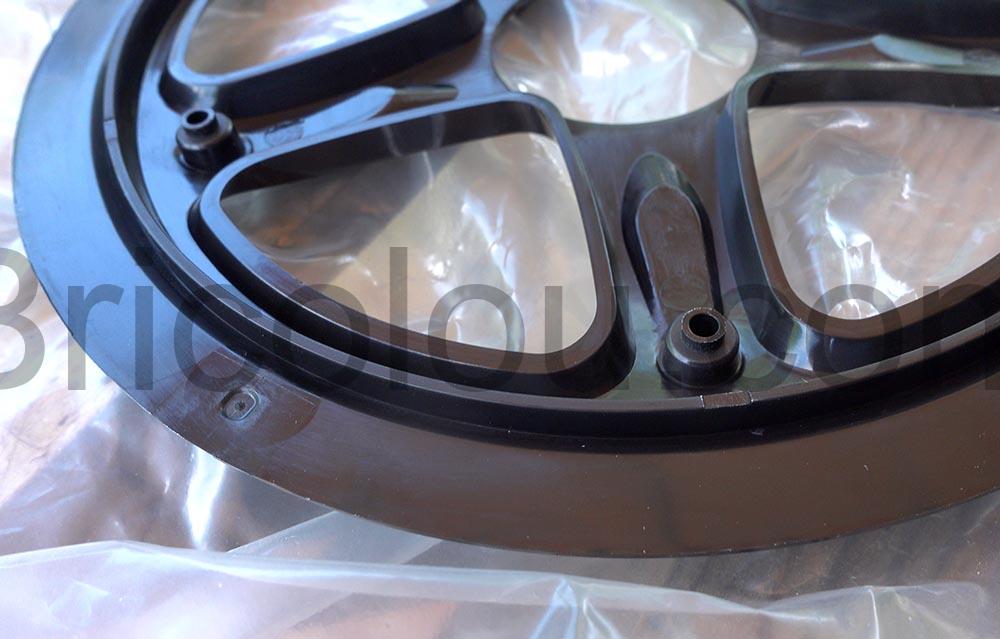 Remplacement dun protege garde chaine sur Velo BTwin Decathlon a larrache detail Remplacement d'un protège garde chaîne sur Vélo BTwin Decathlon à l'arrache detail