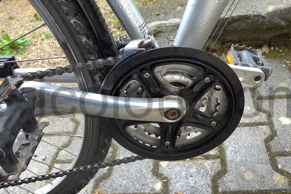 Remplacement dun protege garde chaine sur Velo BTwin Decathlon montage Remplacement d'un protège garde chaîne sur Vélo BTwin Decathlon montage