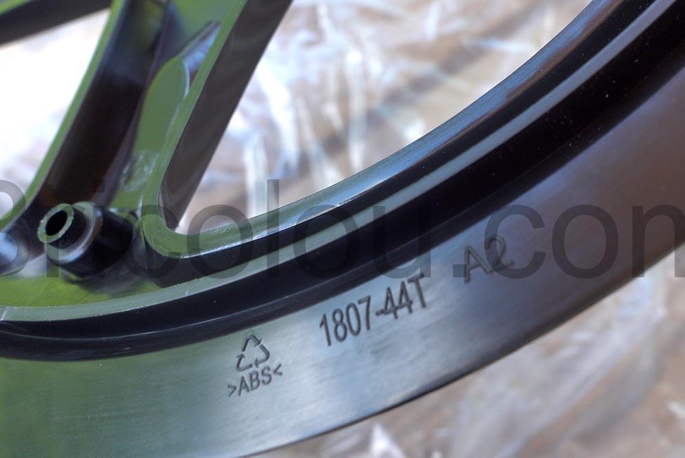 Remplacement dun protege garde chaine sur Velo BTwin Decathlon plastique Remplacement d'un protège garde chaîne sur Vélo BTwin Decathlon plastique