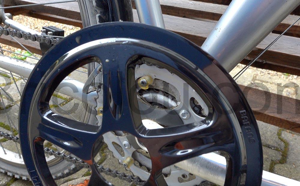 Remplacement dun protege garde chaine sur Velo BTwin Decathlon Remplacement d'un protège garde chaîne sur Vélo BTwin Decathlon