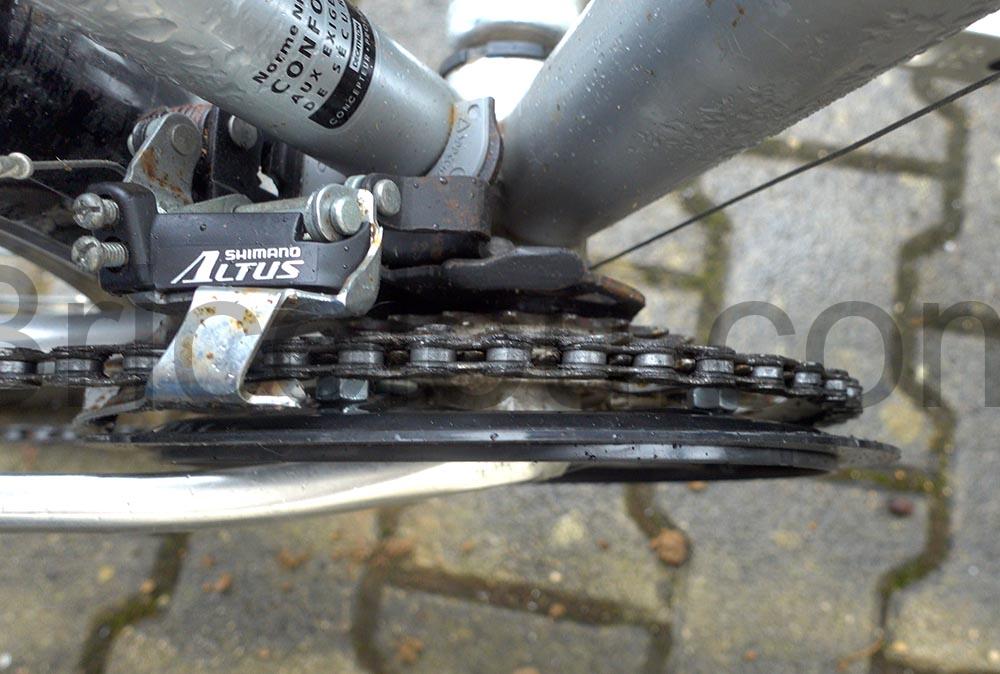 Remplacement dun protege garde chaine sur Velo BTwin monte Remplacement d'un protège garde chaîne sur Vélo BTwin monté