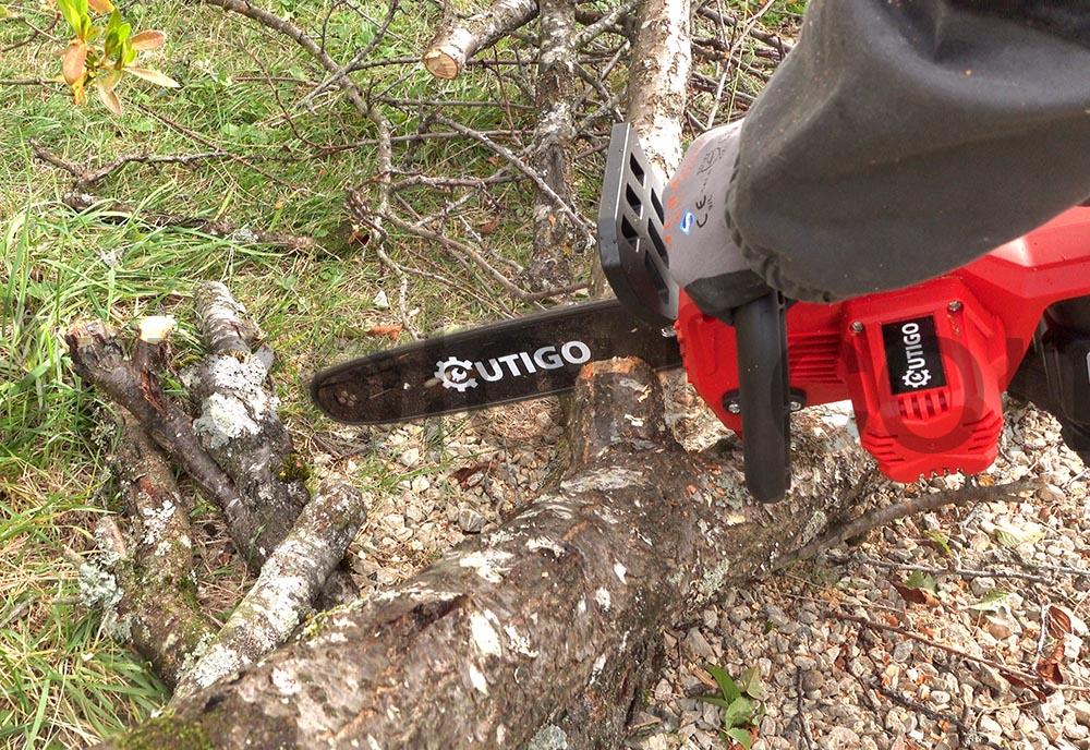 OUTIGO Tronconneuse electrique batterie sans fil KF12 coupe OUTIGO Tronçonneuse électrique batterie sans fil KF12 coupe
