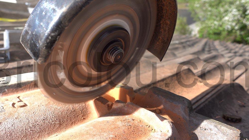 Comment installer rails et panneaux solaire sur toit ESCDEC thumb disqueuse Comment installer des crochets pour panneaux solaire sur un toit en tuile en vidéo ?