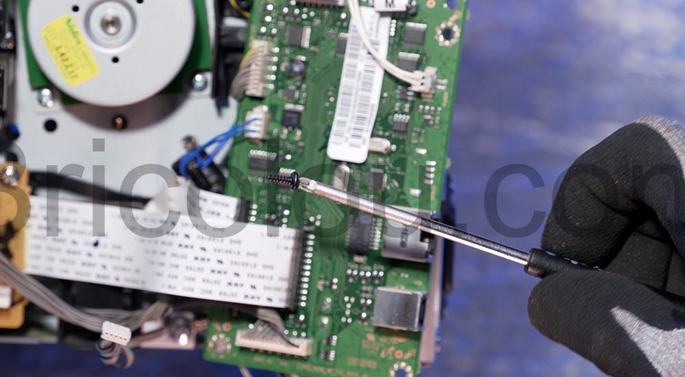 Comment reparer imprimante laser qui ne prend plus les feuilles Samsung CLP 365w tournevis aimante Comment réparer imprimante laser qui ne prend plus les feuilles (Samsung CLP-365w) tournevis aimanté