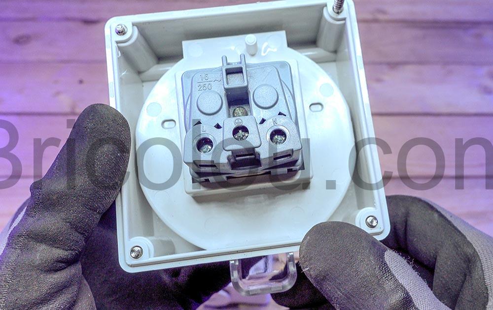 Prise exterieure murale Latrans 16A etanche IP66 plexy ronde arriere Prise extérieure murale Latrans 16A étanche IP66 plexy ronde arriere