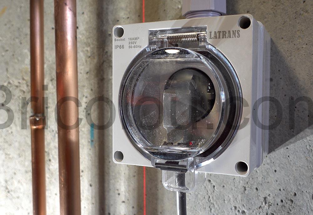 Prise exterieure murale Latrans 16A etanche IP66 plexy ronde buandrie Prise extérieure murale Latrans 16A étanche IP66 plexy ronde buandrie