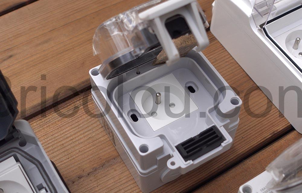 Quelle est la meilleure prise exterieure etanche pour brancher son kit solaire carre Quelle est la meilleure prise extérieure étanche pour brancher son kit solaire carré