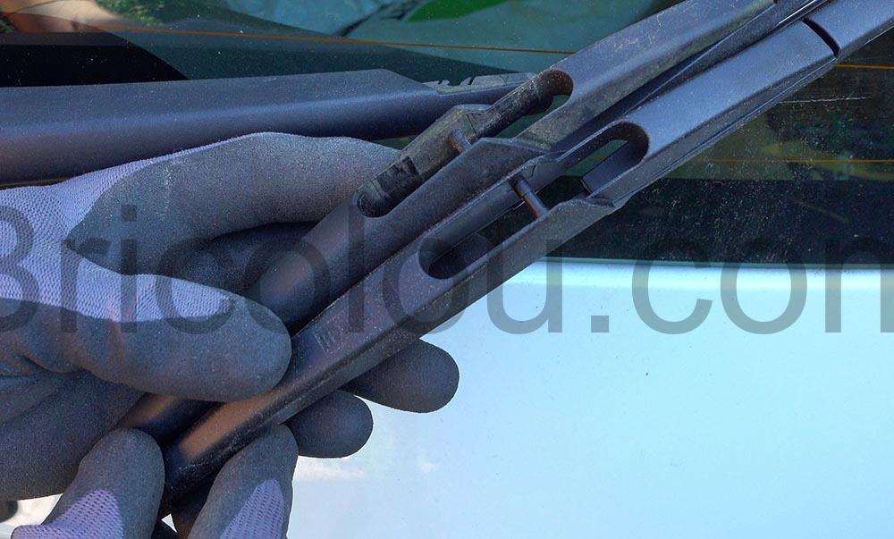 Comment changer balais essuie glace arriere Dacia Lodgy nouveau Bosch Comment changer balais essuie glace arriere Dacia Lodgy nouveau Bosch
