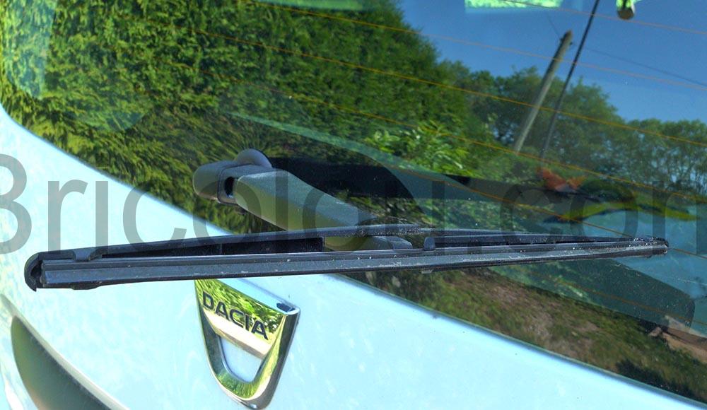 Comment changer balais essuie glace arriere Dacia Lodgy retourne Comment changer balais essuie glace arriere Dacia Lodgy retourné