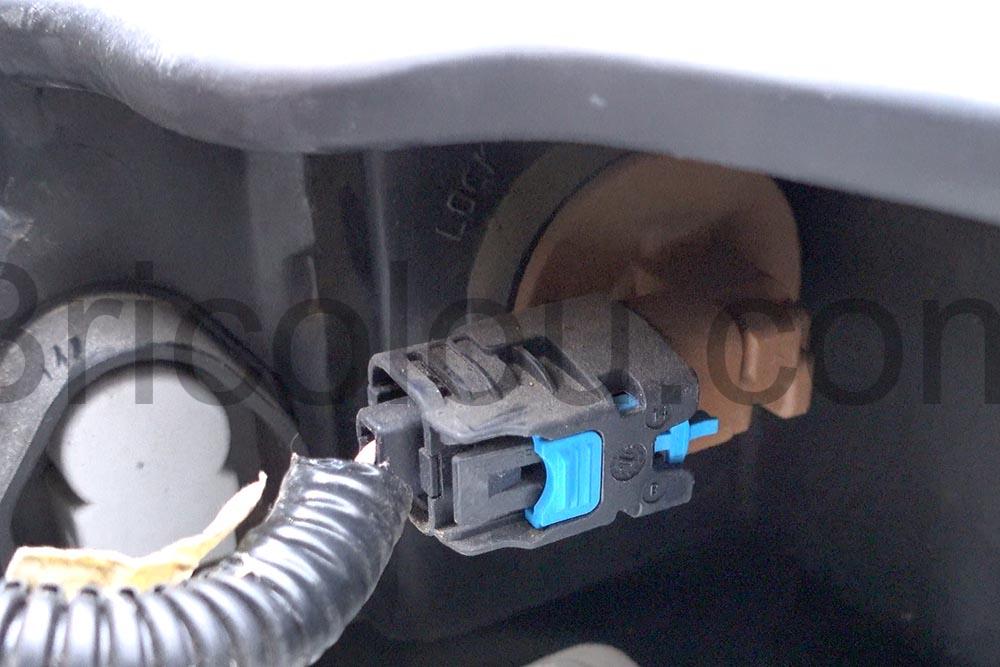 Dacia Osram 21W changer ampoule Lodgy feu de jour cache Dacia Osram 21W changer ampoule Lodgy feu de jour cache