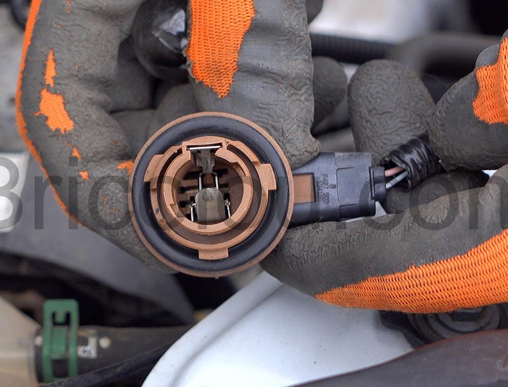 Dacia Osram 21W changer ampoule Lodgy feu de jour douille Dacia Osram 21W changer ampoule Lodgy feu de jour douille