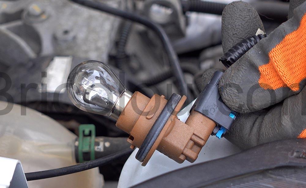 Dacia Osram 21W changer ampoule Lodgy feu de jour etanche Dacia Osram 21W changer ampoule Lodgy feu de jour étanche