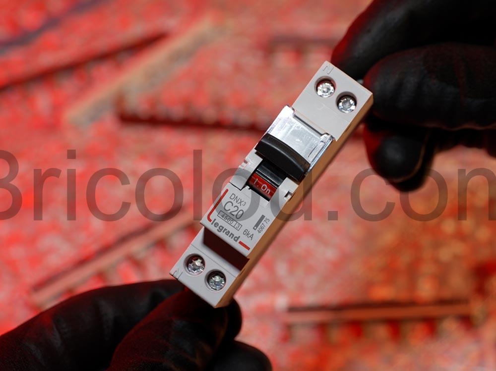 Legrand LEG406775 Disjoncteur 20 A Courbe C devant Legrand LEG406775 Disjoncteur 20 A Courbe C devant