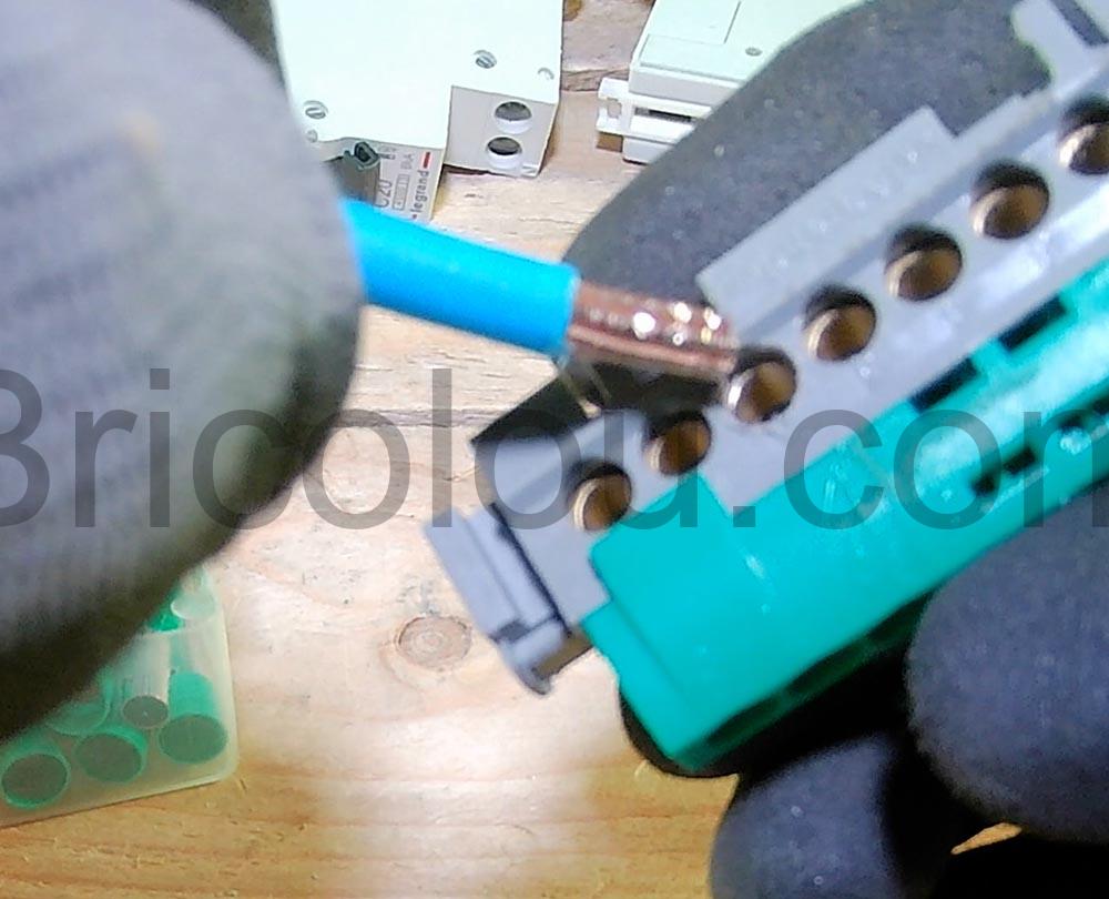 Comment mettre une cosse de 16mm² dans un connecteur de 16mm² 004832 cuivre Comment mettre une cosse de 16mm² dans un connecteur de 16mm² 004832 cuivre