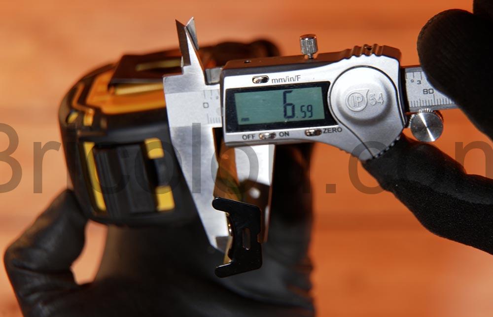 DEWALT metre chantier Tough Tape 8m DWHT36928 0 courbe DEWALT metre chantier Tough Tape 8m DWHT36928-0 courbe