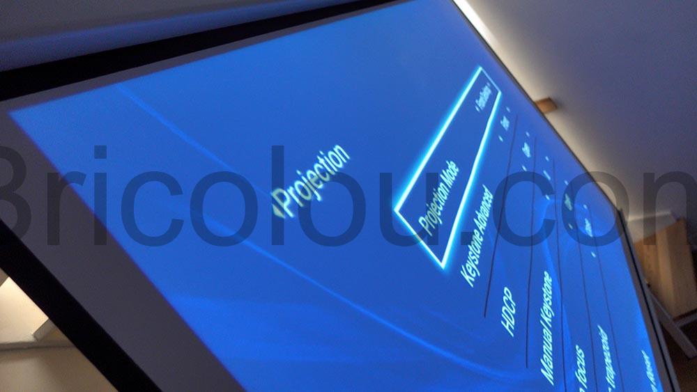 LuxScreen Ecran de Projection motorise 120 pouces double telecommandes silencieux mat LuxScreen Écran de Projection motorisé 120 pouces double télecommandes silencieux mat