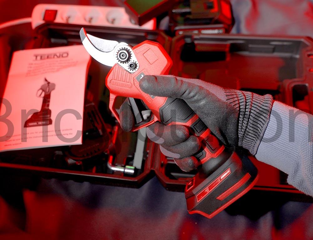 TEENO Secateur Electrique Sans Fil CD601 prise en main TEENO Sécateur Électrique Sans Fil CD601 prise en main