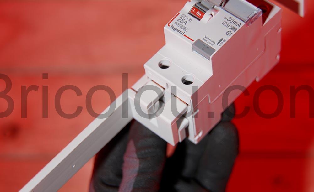 Eaton RVF BB V 161PN Barrette de pontage disjoncteur tableau electrique verticale 80 A compatible Eaton RVF- BB-V-161P+N Barrette de pontage disjoncteur tableau électrique verticale 80 A compatible