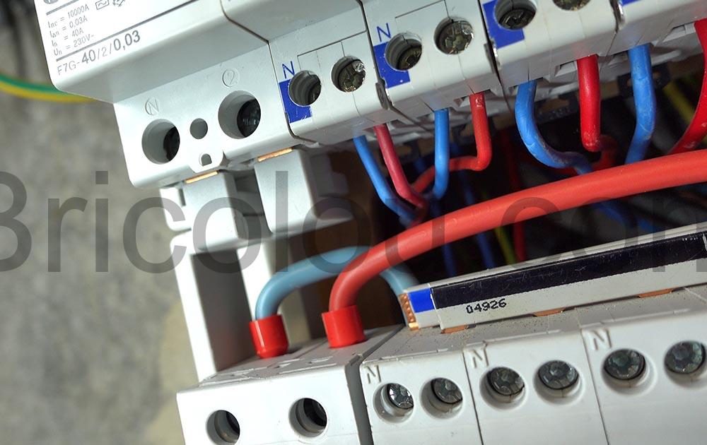 Eaton RVF BB V 161PN Barrette de pontage disjoncteur tableau electrique verticale 80 A double Eaton RVF- BB-V-161P+N Barrette de pontage disjoncteur tableau électrique verticale 80 A double