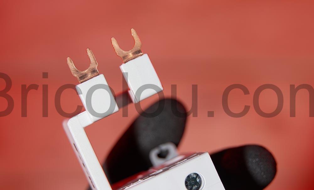 Eaton RVF BB V 161PN Barrette de pontage disjoncteur tableau electrique verticale 80 A meplat Eaton RVF- BB-V-161P+N Barrette de pontage disjoncteur tableau électrique verticale 80 A méplat