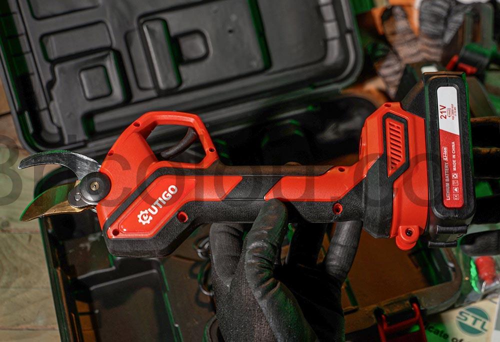 OUTIGO Secateur Electrique Sans fil YL 42 batterie OUTIGO Sécateur Électrique Sans fil YL-42 batterie