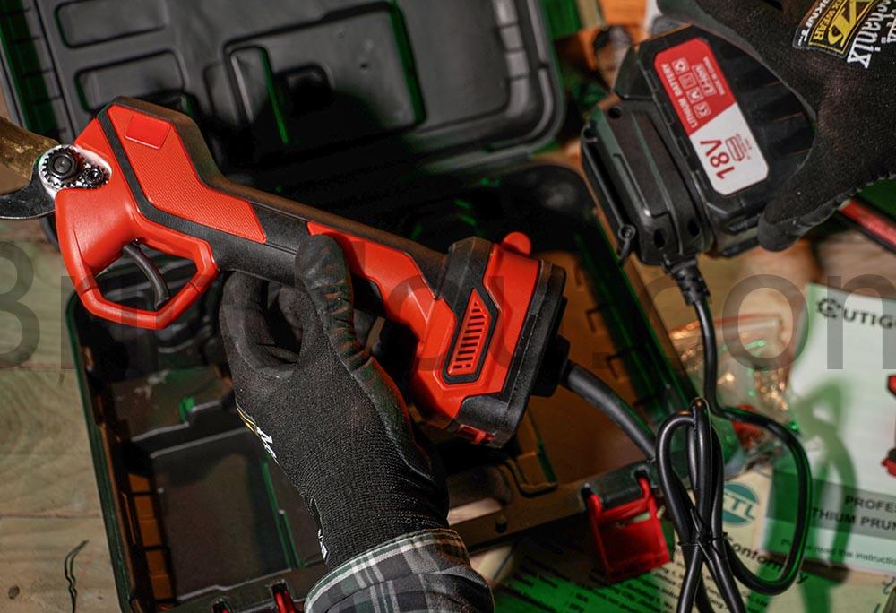 OUTIGO Secateur Electrique Sans fil YL 42 rallonge batterie OUTIGO Sécateur Électrique Sans fil YL-42 rallonge batterie