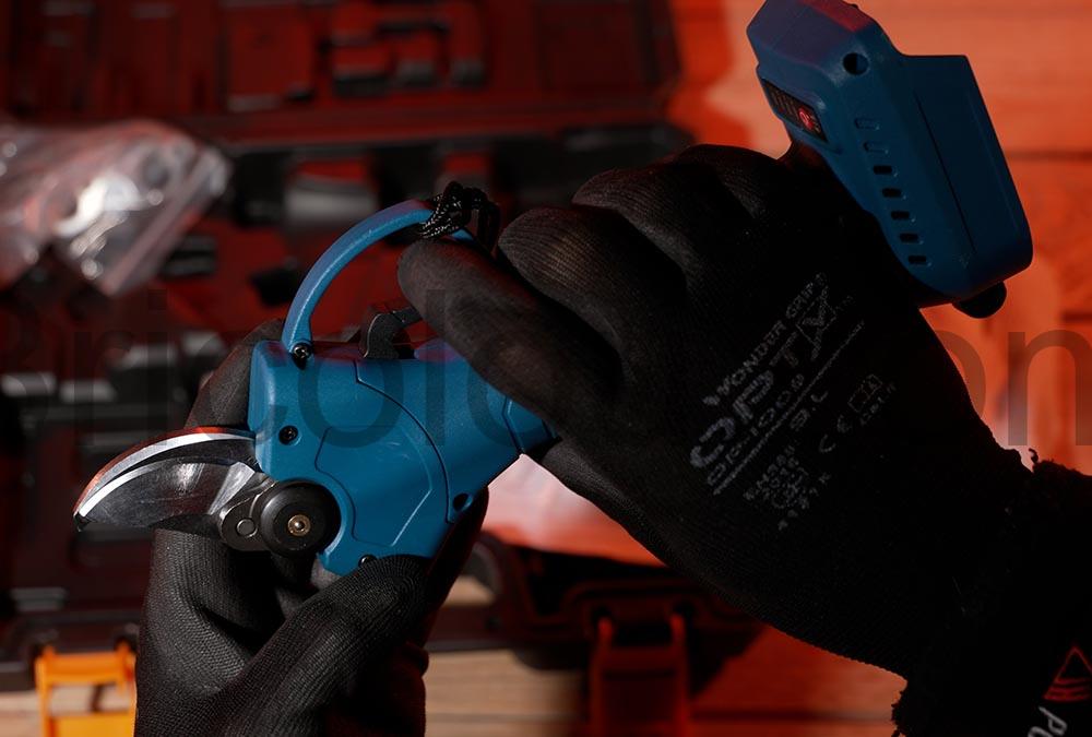 VKE Secateur electrique Sans Fil 4 Niveaux de coupe batterie compatible Makita gachette plastique VKE Secateur électrique Sans Fil 4 Niveaux de coupe batterie compatible Makita gachette plastique