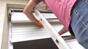Comment dérouler un volet roulant électrique bloqué en position haute thumb2